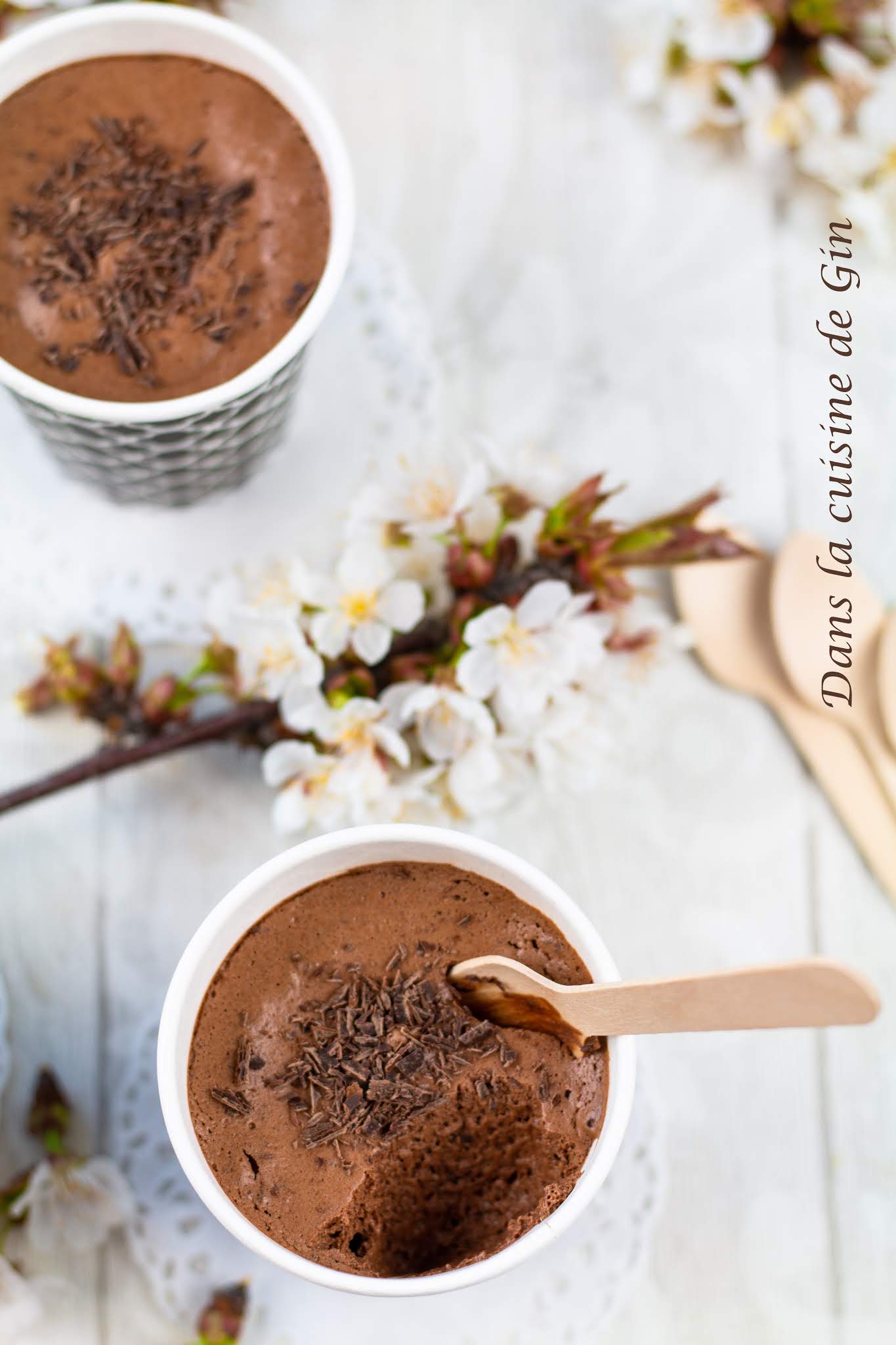gobelet de mousse au chocolat et fleurs de cerisier