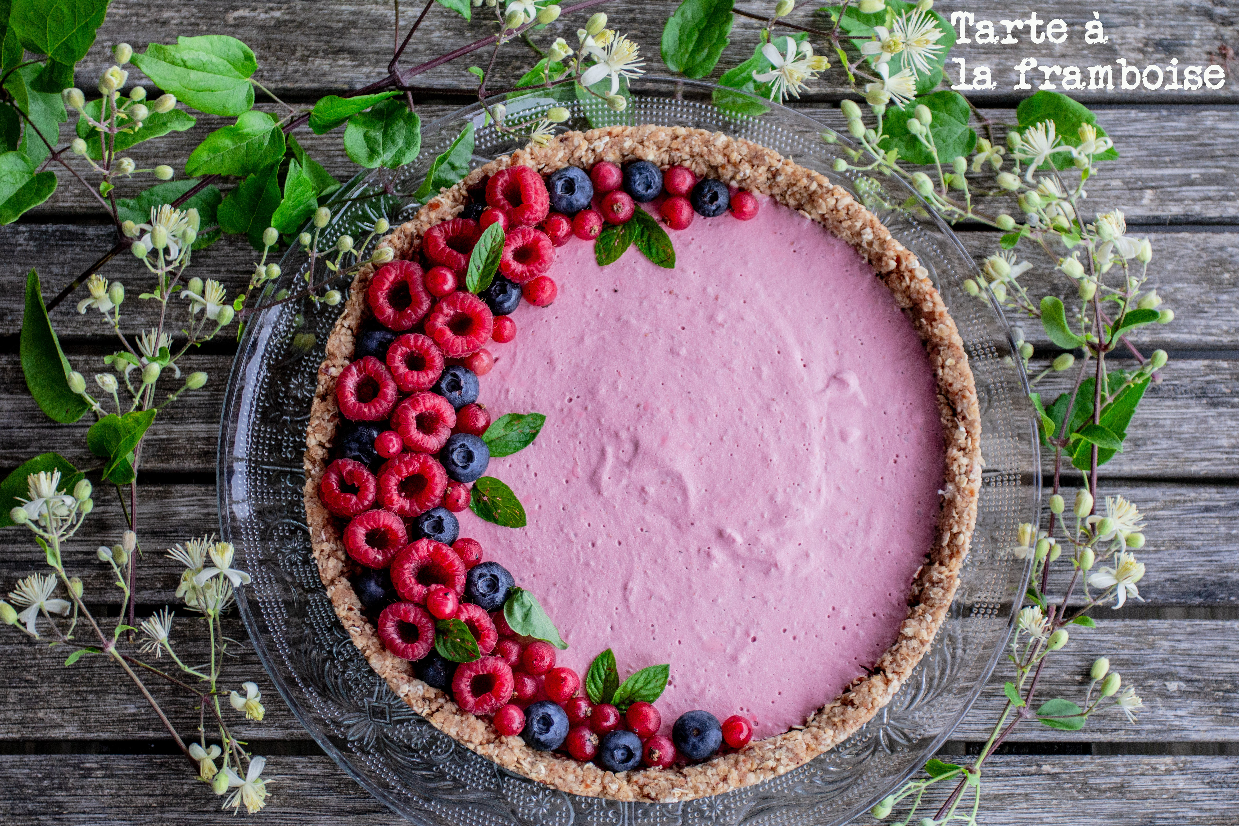 Tarte à la framboise décorée d'une couronne de fruits rouges
