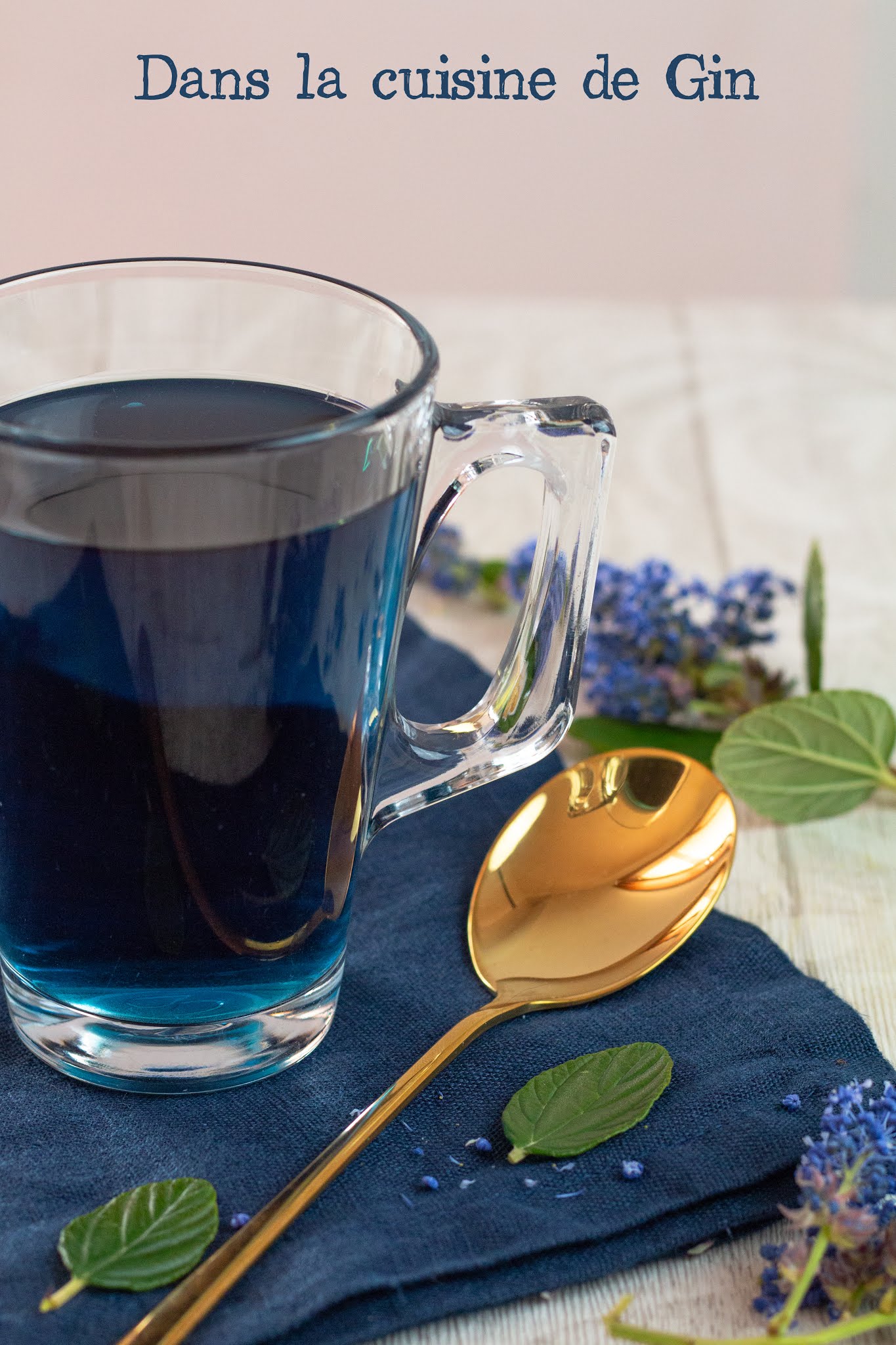Infusion de blue butterfly peas et cuillère coréenne Infusion de blue butterfly peas et cuillère coréenne dorée