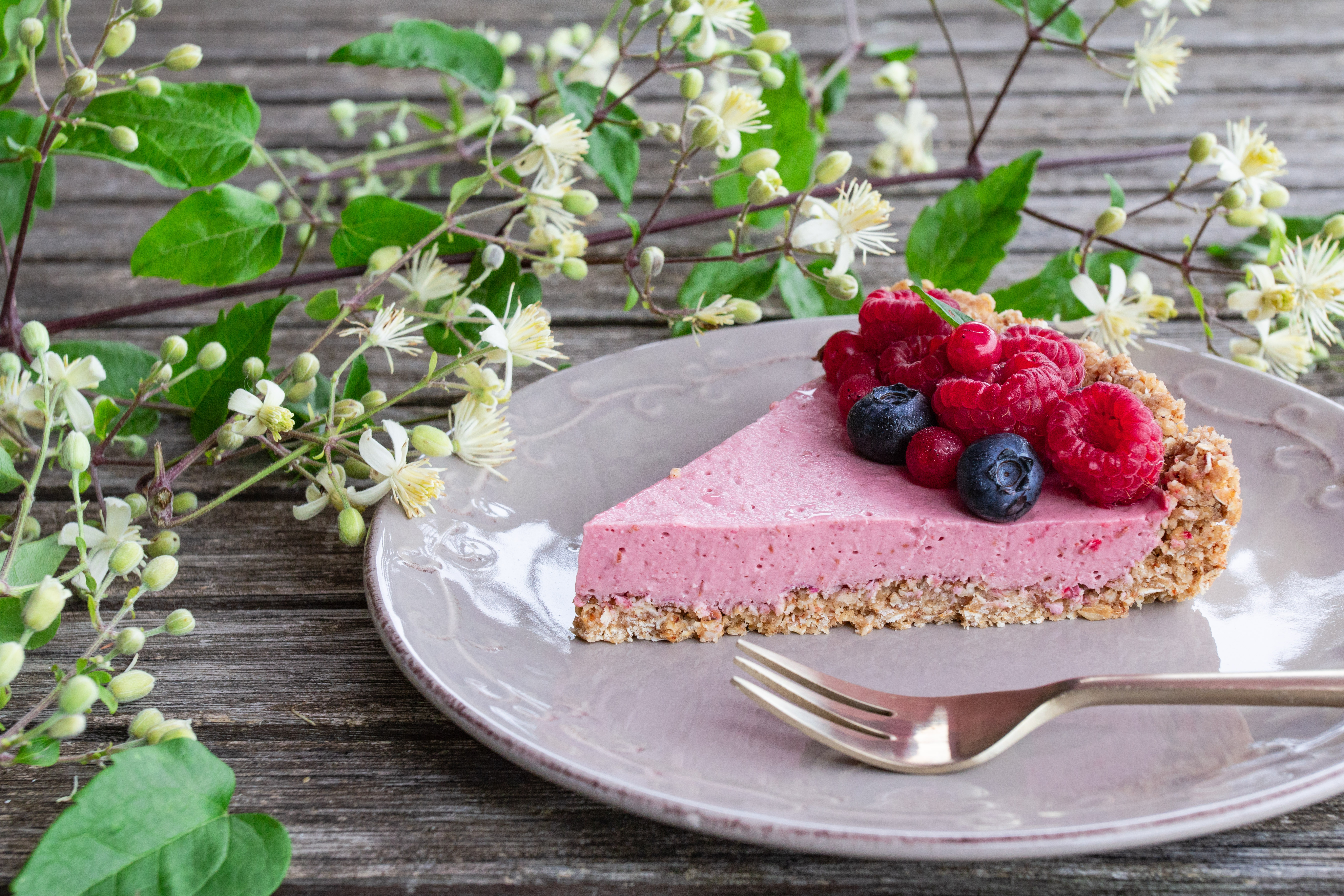 Part de tarte à la framboise décorée de fruits rouges
